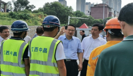 江西省省长易炼红高温慰问  昌九大道快速路改造二期工程建设者