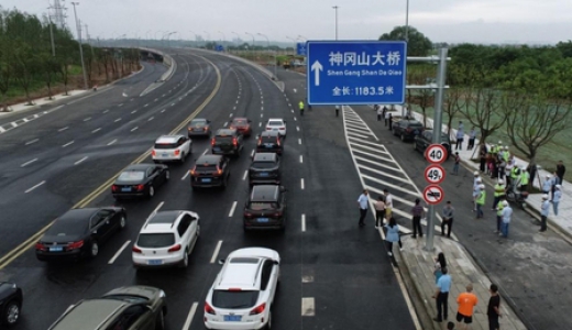 吉安市神岗山大桥工程正式通车